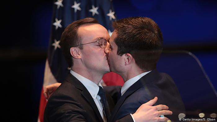USA Pete Buttigieg küsst seinen Ehemann Chasten