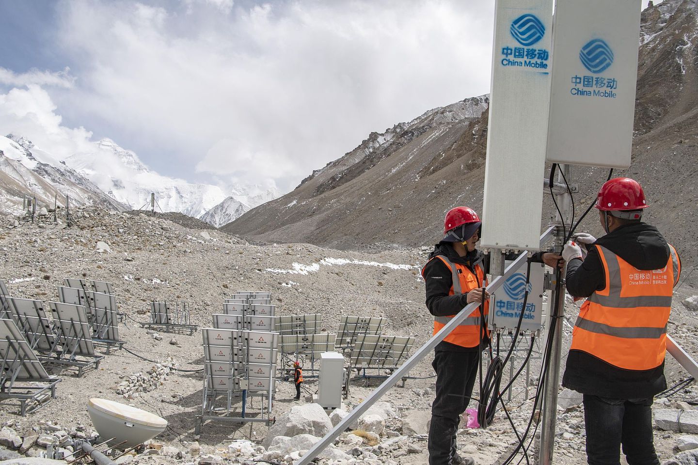 中国在世界最高峰珠穆朗玛峰下登山大本营建立的5G基站。（新华社）