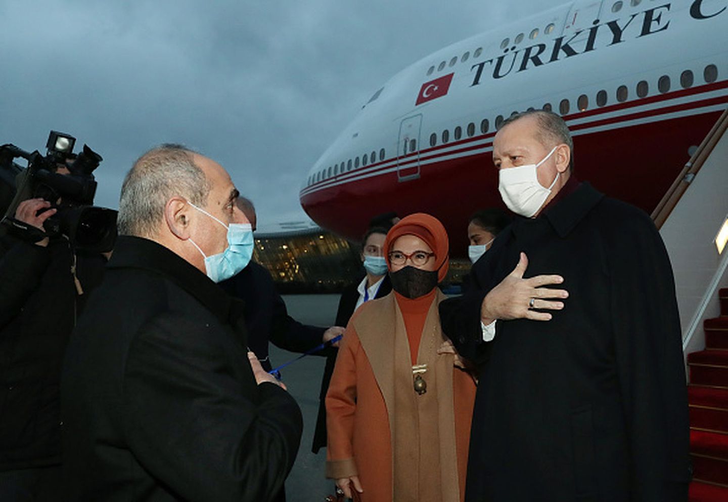 2020年12月9日，埃尔多安携夫人乘专机抵达阿塞拜疆首都巴库，受到阿塞拜疆总统阿利耶夫（Ilham Aliyev）内阁要员的欢迎。（Getty）