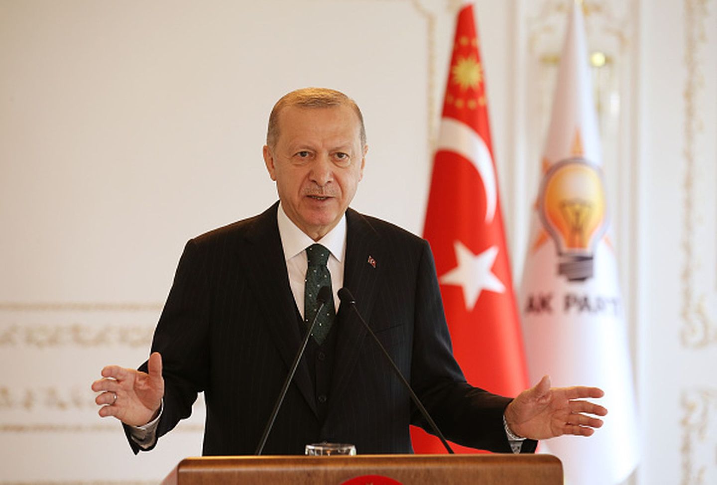 11月22日，土耳其总统埃尔多安在伊斯坦布尔的瓦希丁大厦（Vahdettin Mansion）举行的正发党（AKP）全国代表大会（视频）上发表主题演讲。期间，就土欧关系问题释放出了一系列的善意。（Getty）