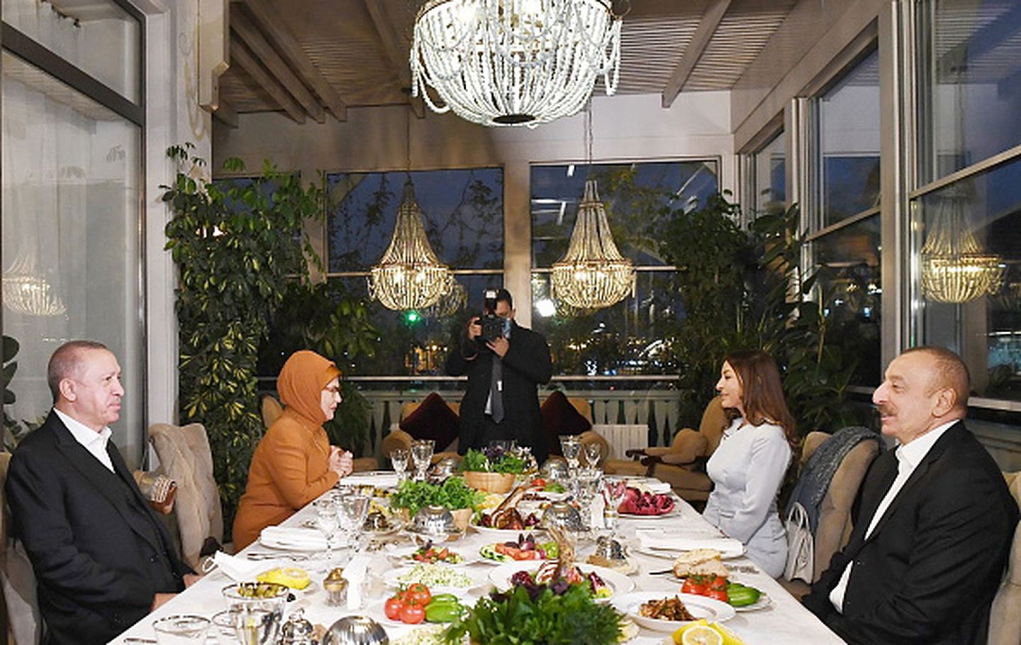 2020年12月9日，阿塞拜疆总统阿利耶夫携夫人在总统官邸设晚宴欢迎到访的土耳其总统埃尔多安及其夫人。（Getty）
