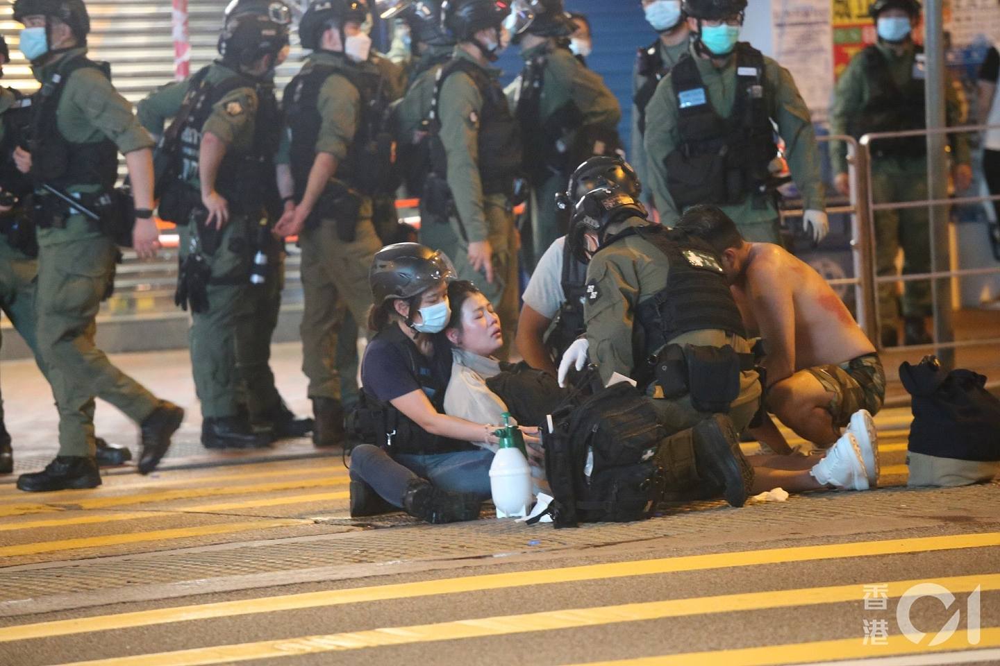 警方进行该轮驱散行动前，与示威者双方互相对骂，之后警方上前欲带走孕妇的丈夫，情况混乱，期后一名孕妇被警方拉跌倒地。 （资料图片）