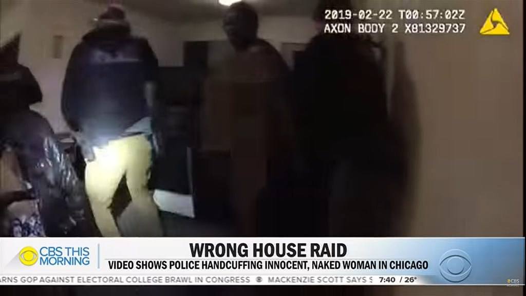 2019年警方突袭一名非裔女性杨恩住所，影片中显示，惊恐的杨恩紧抓着毛毯蔽体，对警方大喊：「你们找错住宅了！我根本不知道你们在做什么。」（图取自CBS This Morning YouTube频道网页youtube.com）