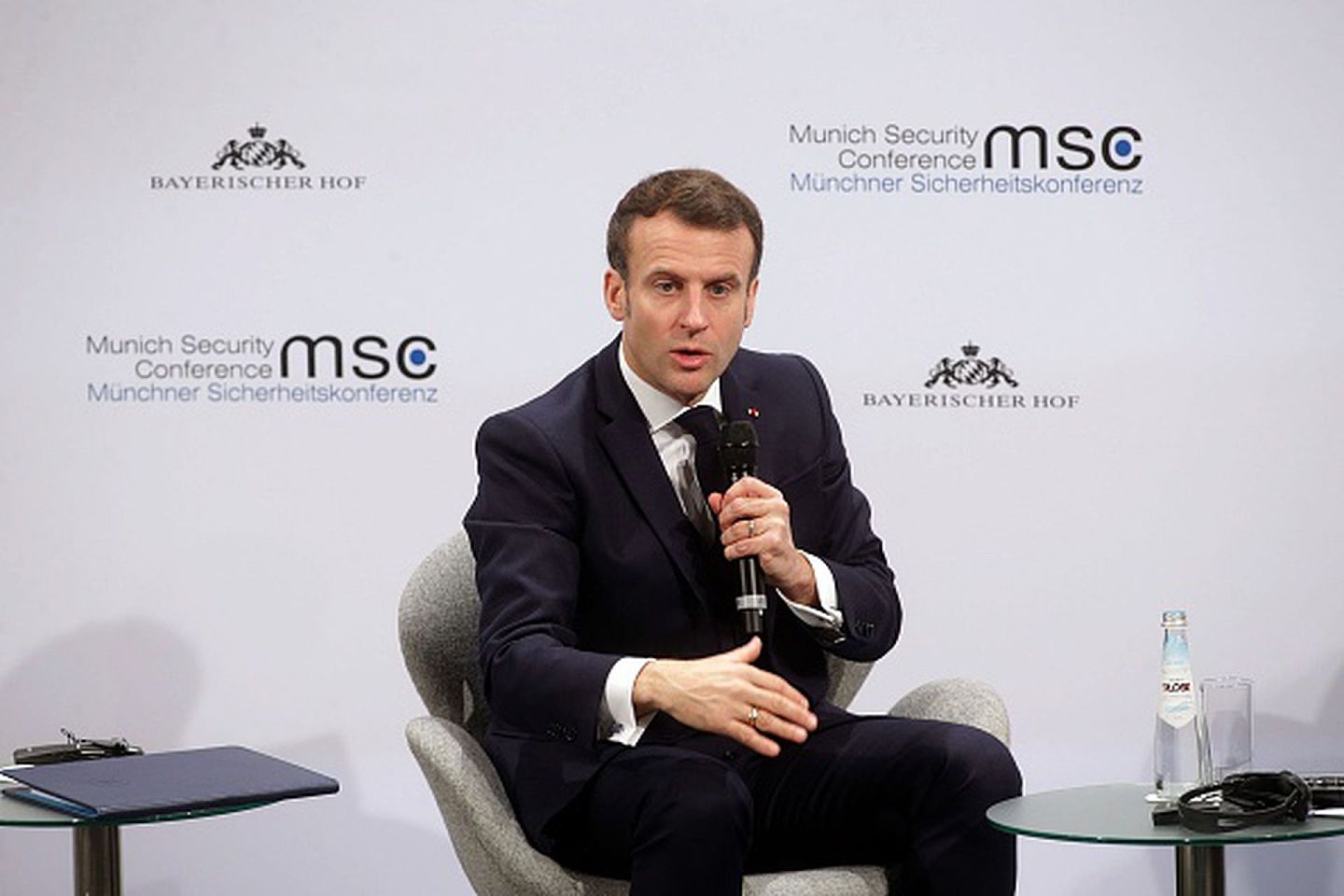 法国政府发言人17日表示马卡龙将远程办公。图为2020年2月15日，马克龙在慕尼黑安全会议某小组讨论中发言。（Getty Images）
