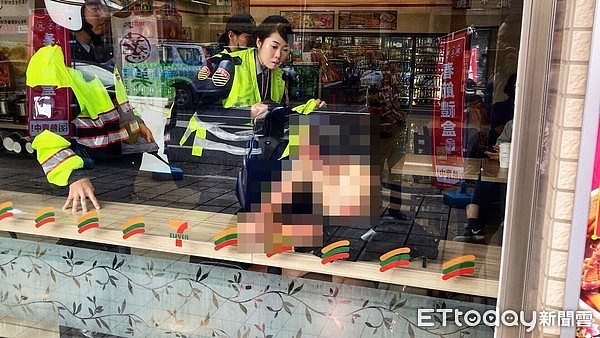 ▲ 万里裸女逛街进超商 她说：游泳起来衣服就不见了。（图／记者郭世贤摄）