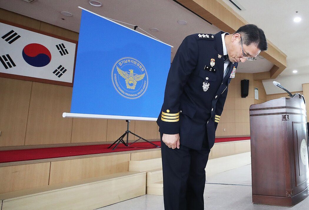 地区警察局长裴勇洙（音）为一次恶劣的谋杀调查鞠躬道歉，该调查导致无辜的尹成杨在韩国入狱20年。