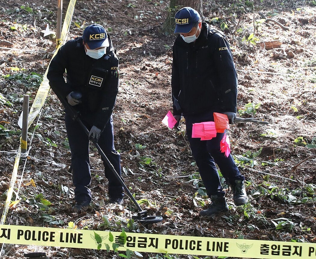 2019年11月，在韩国华城的一个公园里，警察搜寻被连环杀手李春在杀害的受害者尸体。