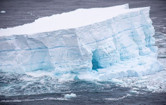 这块主冰山现在正持续地有碎冰脱落。