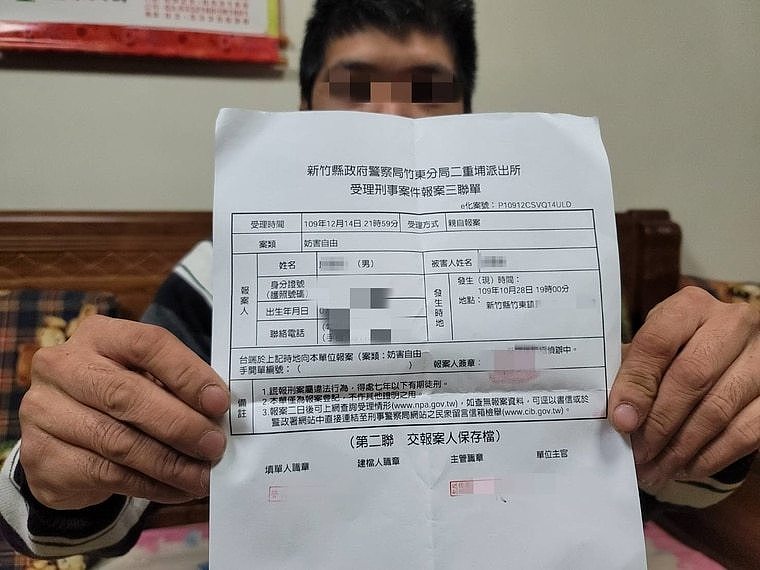 邱男对于8年来受到的凌虐只能逆来顺受，但他妈妈无法可忍，带着他报警控雇主。 杨胜裕摄