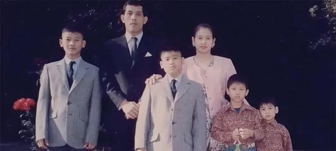 70岁泰王在5个老婆20个情人之间横跳 他有多快乐？