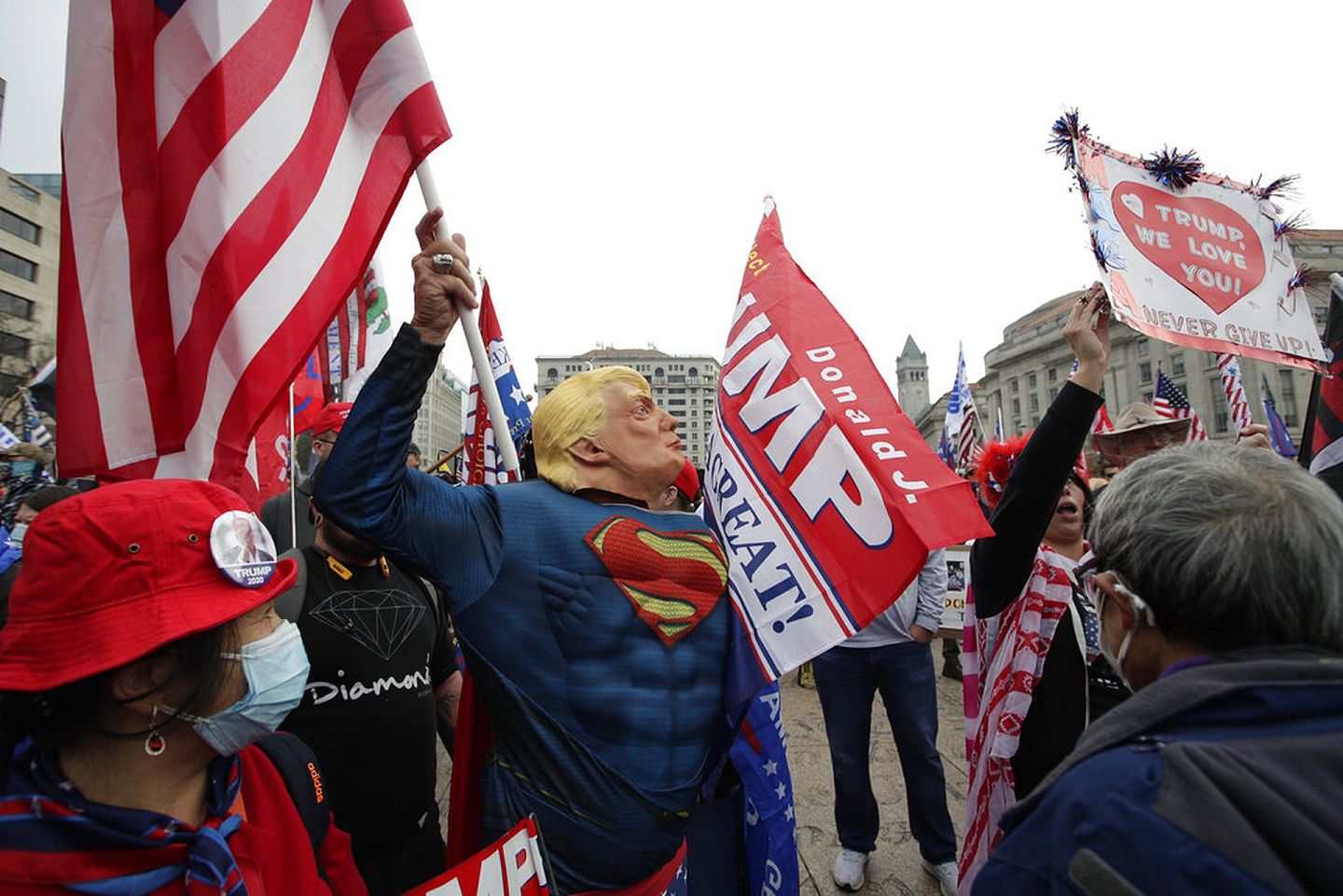 2020年12月12日，美国总统特朗普的支持者聚集在华盛顿的自由广场。有人戴上特朗普塑胶头套，打扮成超人的模样。（AP）