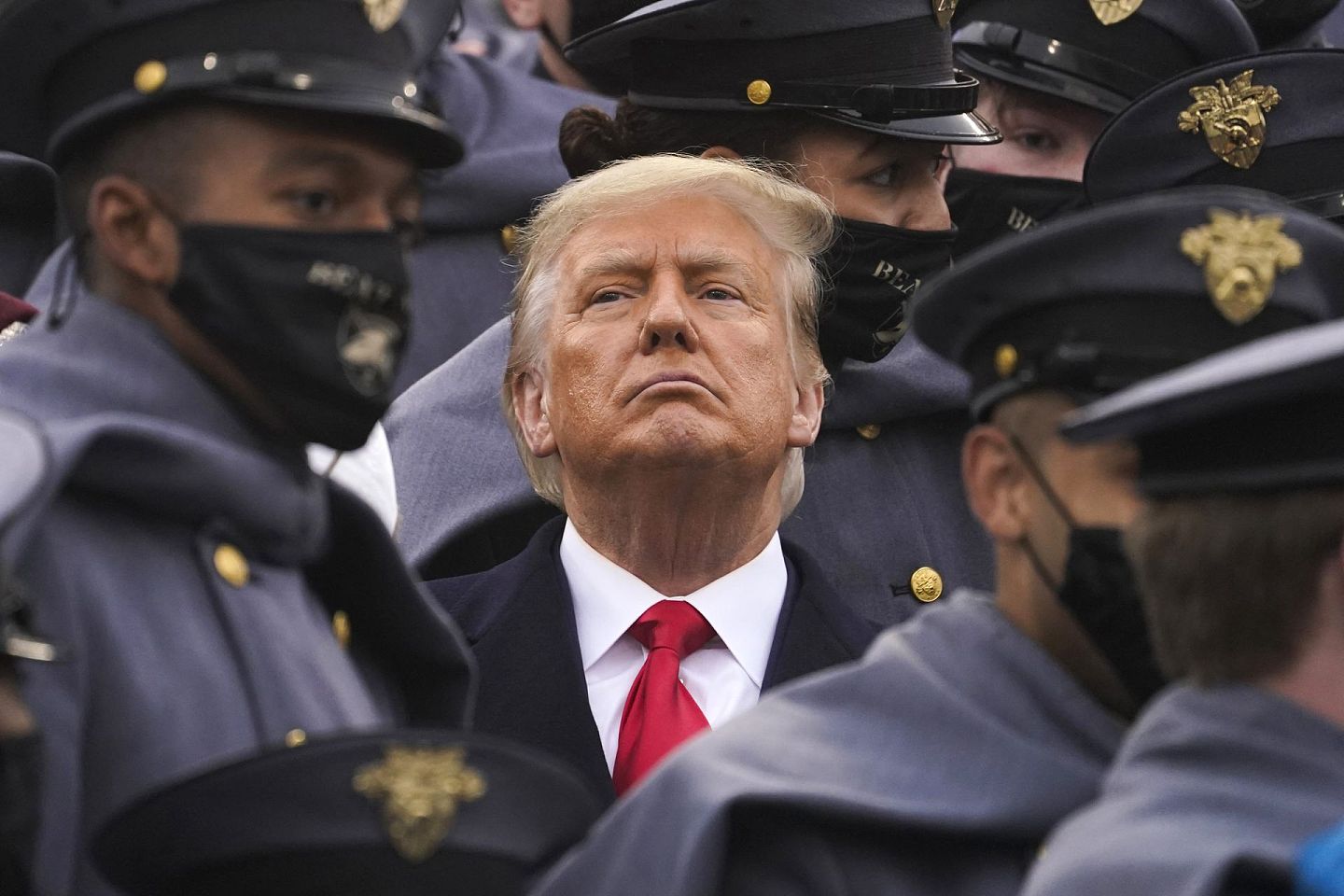 美国特朗普（Donald Trump）政府加大对中国的打压力度。图为2020年12月12日，特朗普在陆军学员的簇拥下观看第121届陆海军橄榄球比赛。（AP）