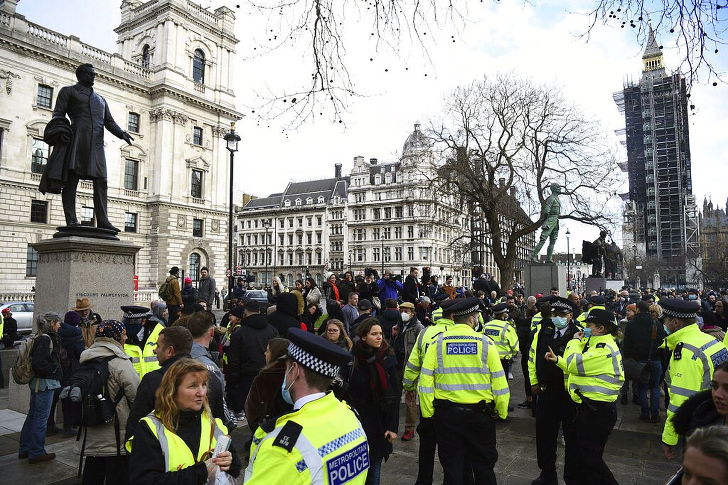 伦敦民众12月19日在国会广场集会。（AP）