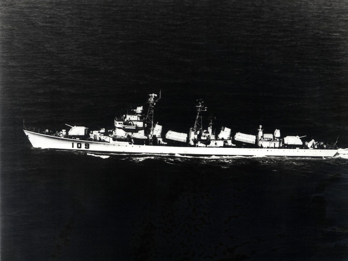 051型驱逐舰是中国第一款装备反舰导弹的驱逐舰，军舰中部两个桅杆后即是各一座三联装海鹰-1反舰导弹，而前后各一座130毫米舰炮又暴露出主战兵器由火炮向导弹过渡时期的特征。图为051型驱逐舰109开封舰。（维基百科公有领域）