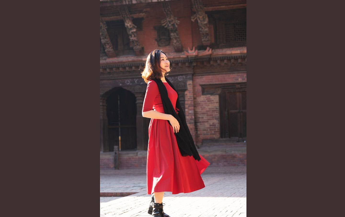 侯艳琪在社交媒体上用英语和尼泊尔语发文称，“真正的美总是触碰心底。美丽的尼泊尔，历史悠久、文化多样、风景秀美，值得一游。祝‘2020尼泊尔旅游年’成功！”（Twitter@Ambassador Hou Yanqi）