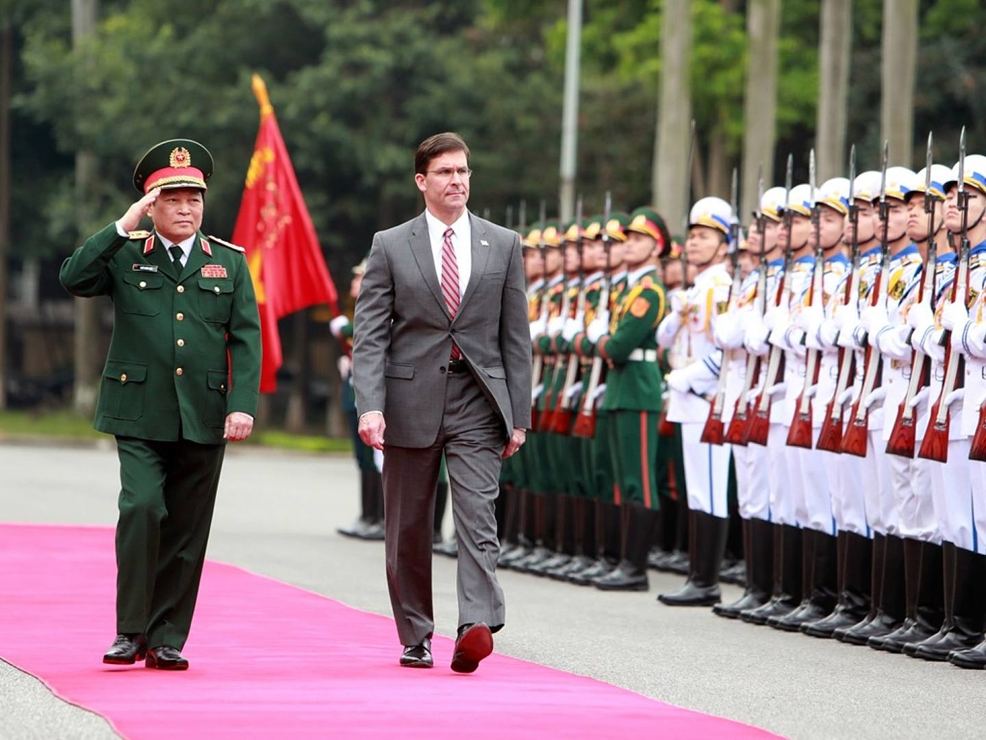 2020年11月20日，越南國防部長吳春歷（左）陪同埃斯珀檢閲儀仗隊。（AP）