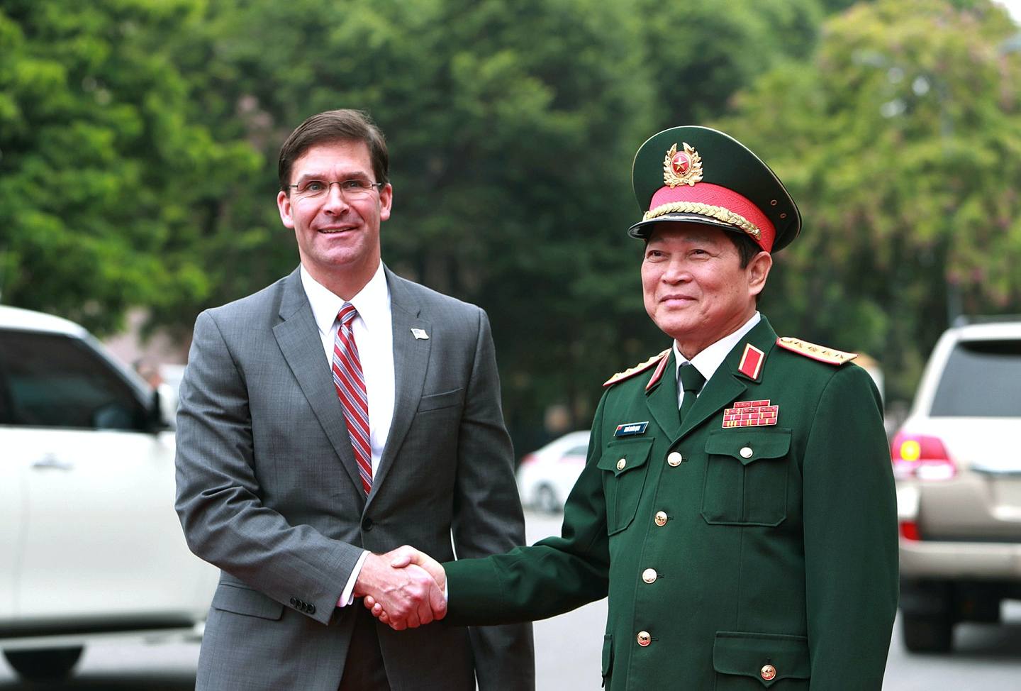 近年来，美越关系迅速升温。 图为2019年11月20日，美国时任国防部长埃斯珀（Mark Esper，左）访问越南，他在访问期间多次提到南海问题。 （AP）