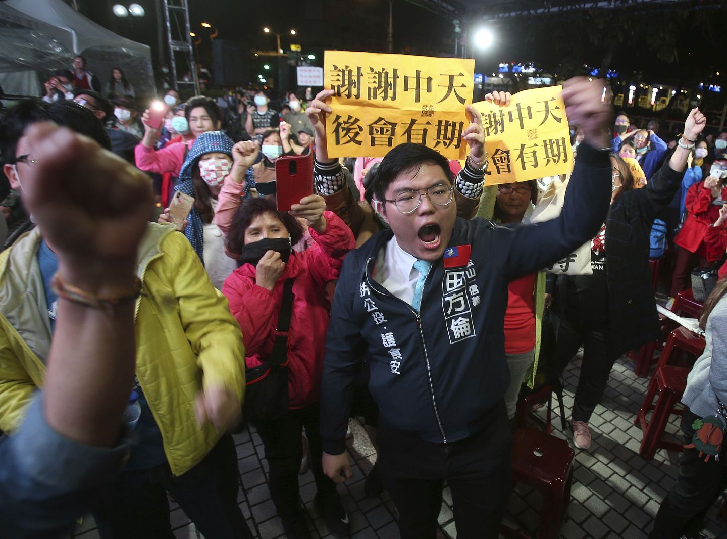 中天电视台的支持者举着横幅，上面写着:“谢谢中天电视台”。2020年12月11日，在台湾台北市中天电视台大厅，有线新闻频道停播后，“再见”。亲中国大陆的主要有线新闻频道中天电视在12月12日零時停止了播出，此前台湾政府以新闻专业性问题为由拒绝更新其营业执照。（AP）