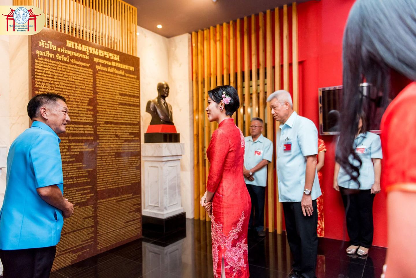 2020年12月19日，在中国文化中心，工作人员向诗妮娜王妃进行介绍。（Twitter@Royal World Thailand）