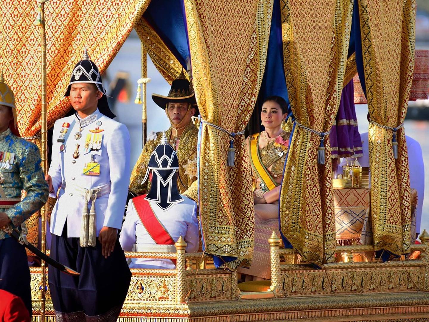 泰国国王哇集拉隆功与王后苏提达乘坐皇家游船参加活动画面。（Reuters）