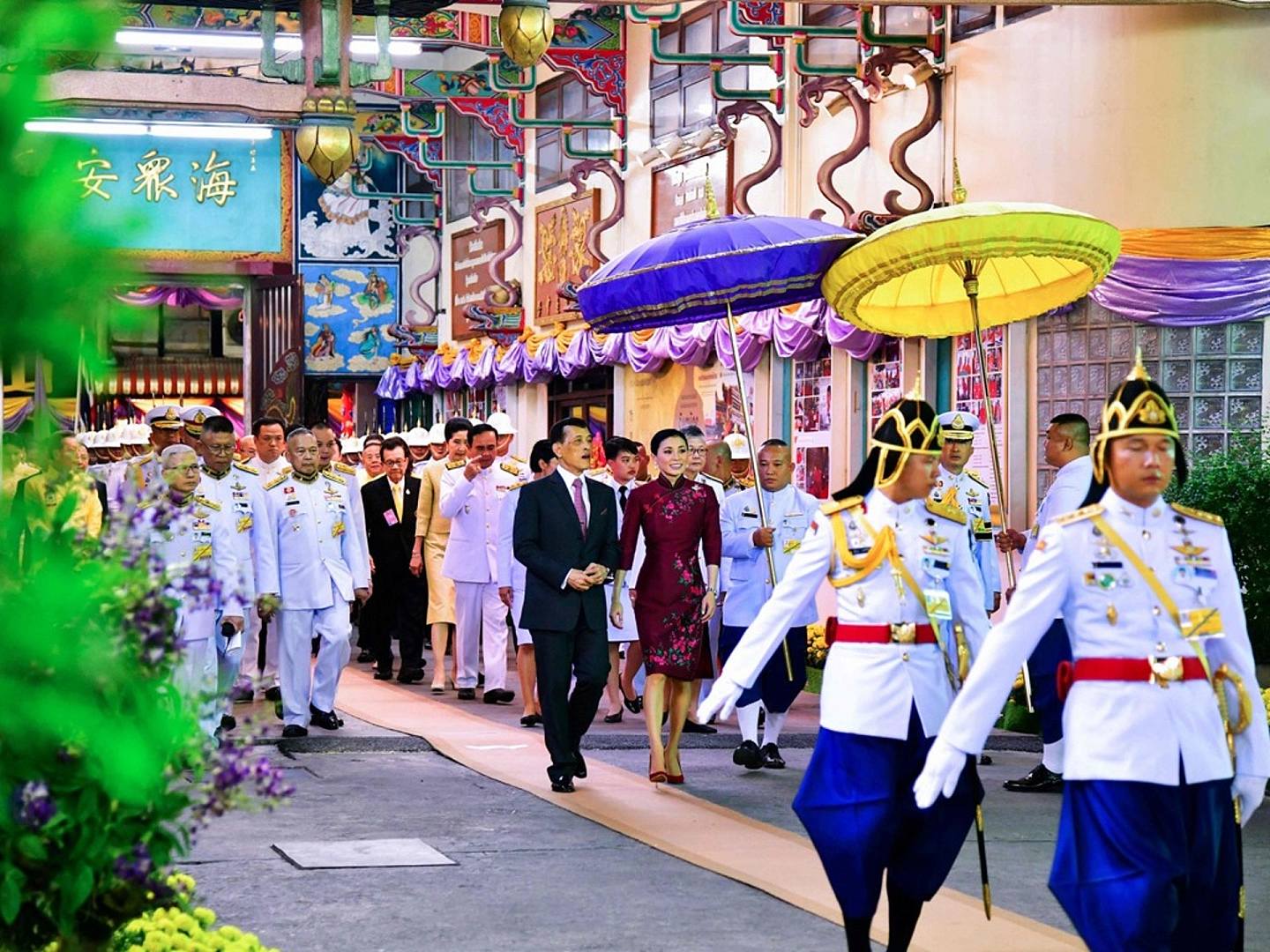 在这之前，泰国国王哇集拉隆功与王后苏提达2019年12月6日还前往曼谷唐人街巡视。（AFP）