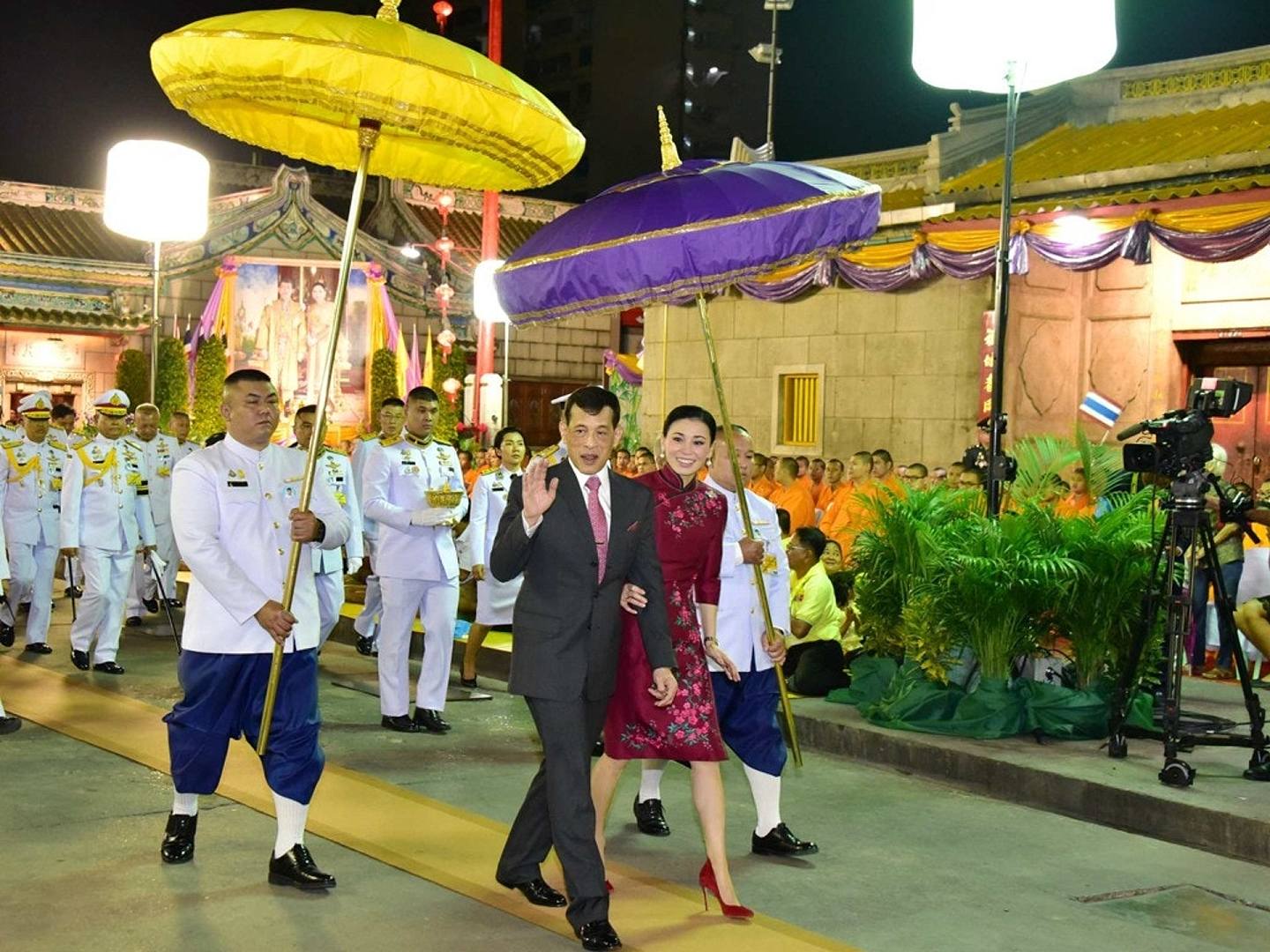 泰国国王哇集拉隆功与王后苏提达2019年12月6日抵达曼谷唐人街。（Reuters）