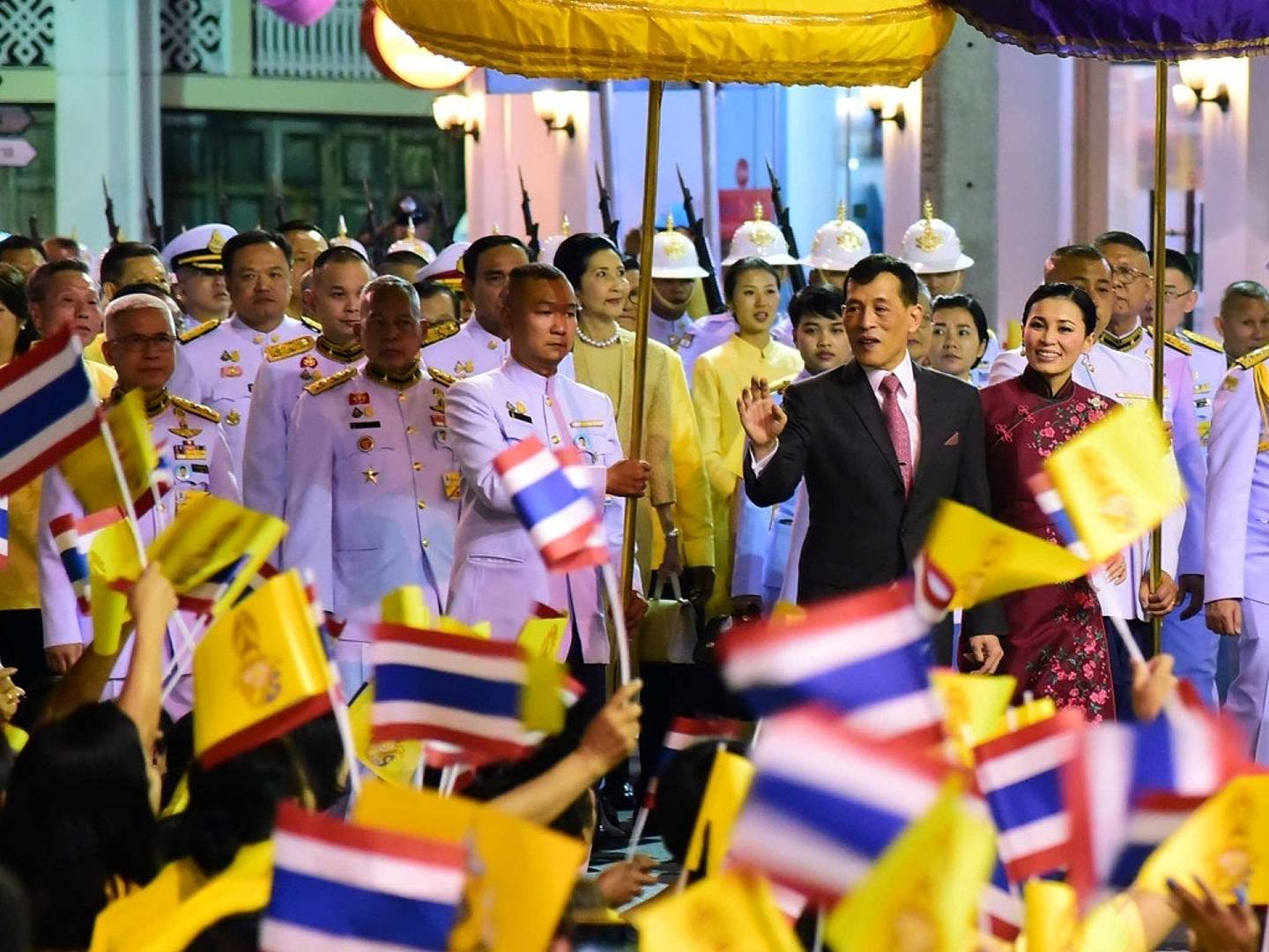 中国媒体称，数万人参加迎接泰国国王哇集拉隆功与王后苏提达。（Reuters）