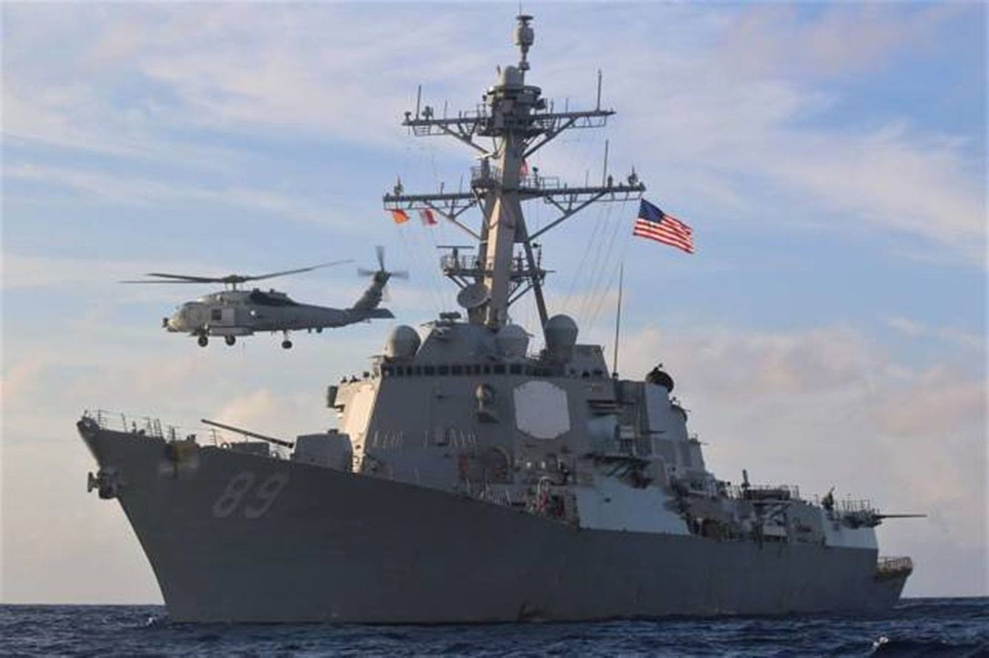 美国海军“马斯廷”号导弹驱逐舰近景。（图源：美国海军官网）