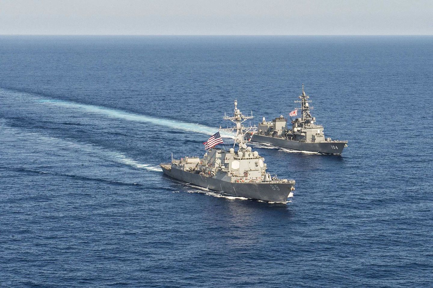 2015年4月22日，美国马斯廷号驱逐舰与日本雾雨号护卫舰（JS Kirisame）在南中国海举行联训。（Reuters）