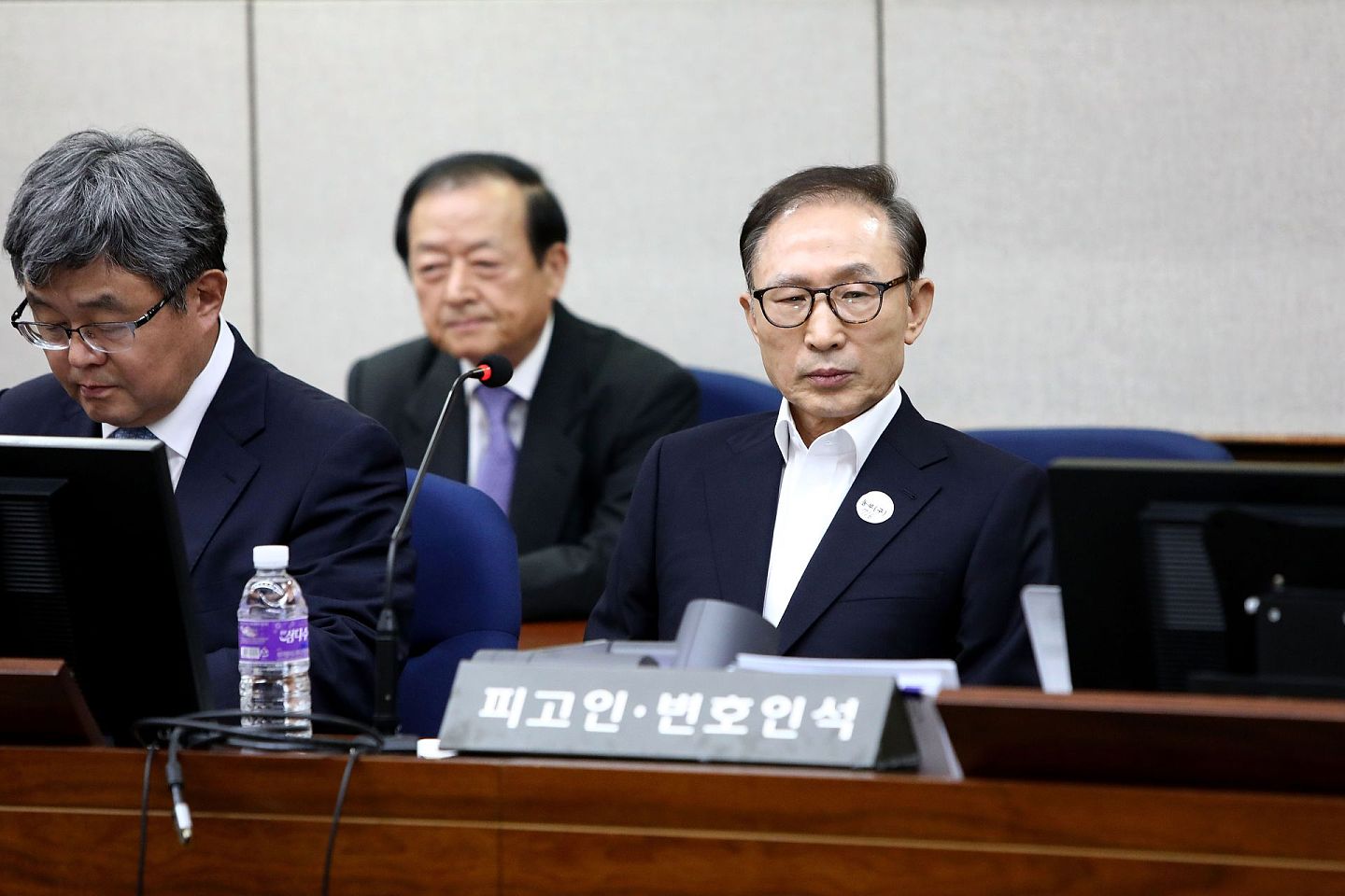 李明博2008年至2013年期间出任韩国总统。2018年5月23日，李明博出庭应讯。（AFP）