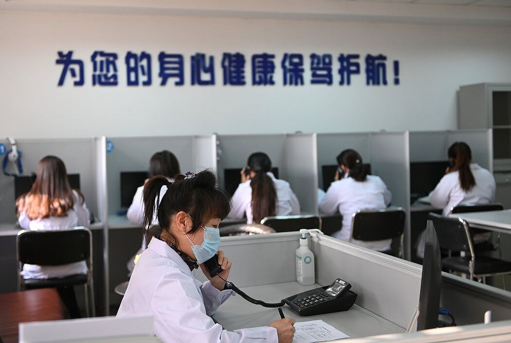 2月，在辽宁省沈阳市，一位咨询服务热线的接线员在接听电话。