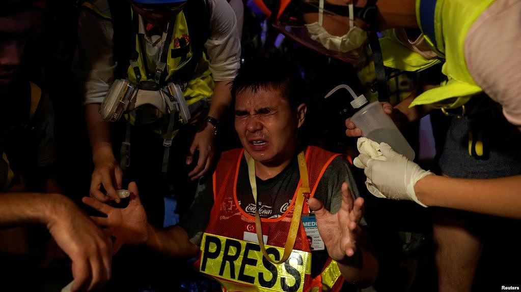 资料照：香港防暴警察使用的胡椒喷雾击中一名记者。（2019年9月23日）