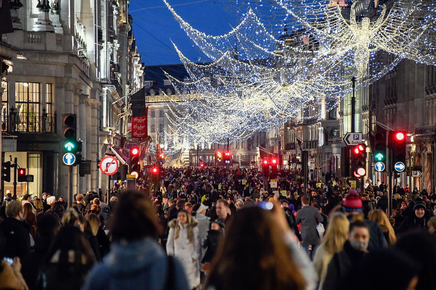 2020年12月19日，在英国新的4级限制措施实施之前，购物者戴着口罩走在摄政街。（AP）