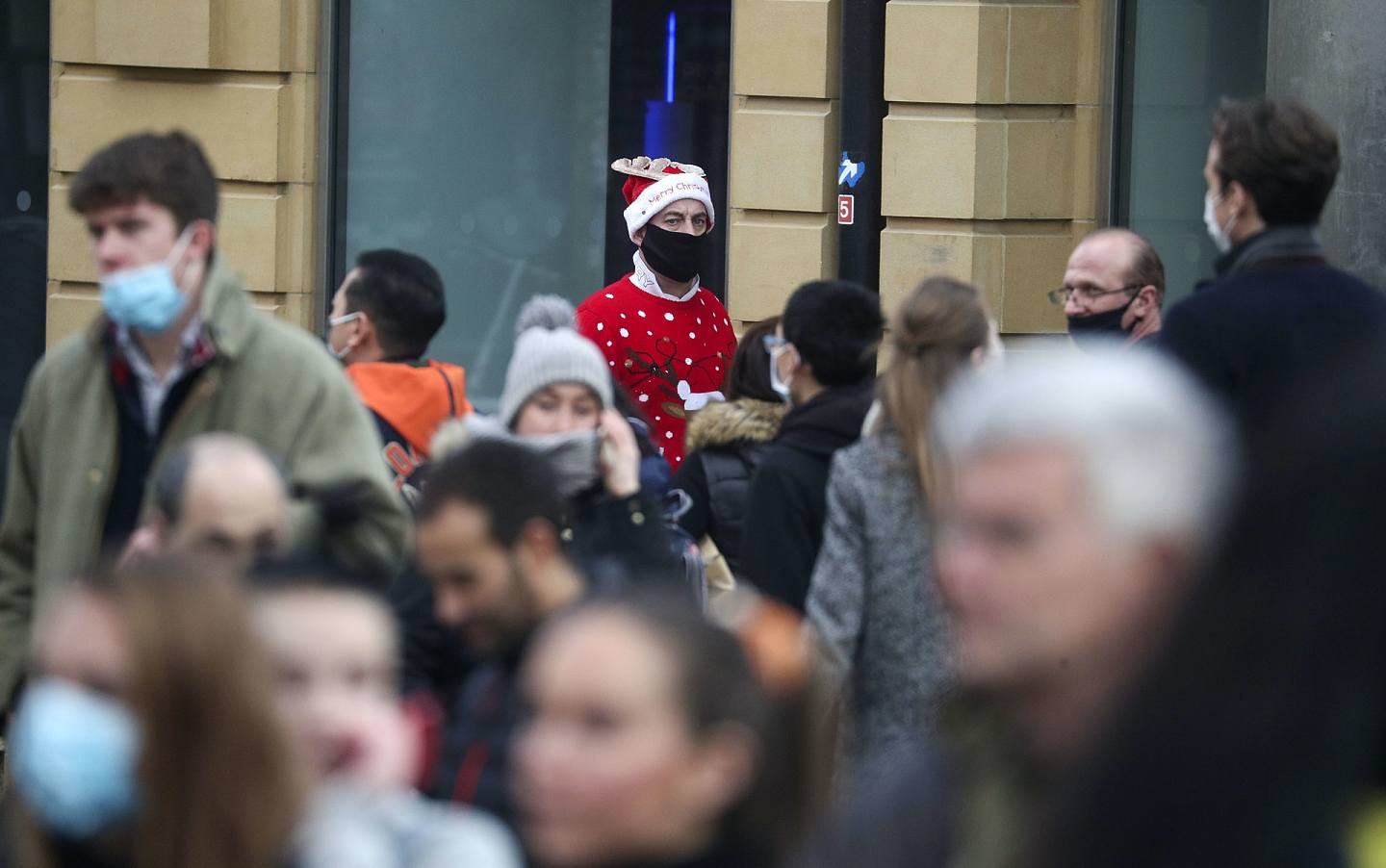 2020年12月20日星期日英国的圣诞购物者。 数以百万计的英国人都知道他们必须取消他们的圣诞聚会和假日购物旅行。 英国首相鲍里斯·约翰逊(Boris Johnson)周六表示，伦敦和英格兰南部大部分地区的假日聚会不能继续进行，非必要商店必须关闭。 (史蒂夫·帕森斯/美联社PA)