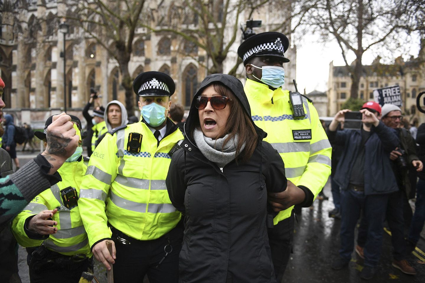 12月14日当天，英国警方在伦敦议会广场拘留了一名参加反疫苗和反封锁抗议活动的妇女。(美联社)