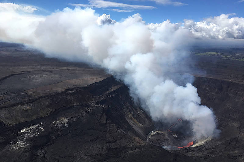 几劳亚火山喷发后，火山灰被季风往西南方吹送，当地政府为此进行紧密监控，并提醒民众火山灰会刺激眼睛及呼吸道，要求民众待在家中避免外出。 （美联社）