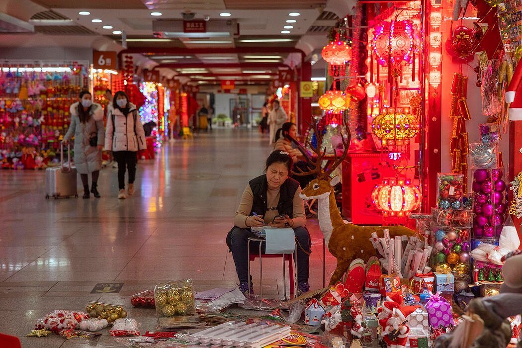 中国义乌的一个饰品摊位，摄于本月。政府关了该市的路灯好几天，引起了人们对安全问题的抱怨。