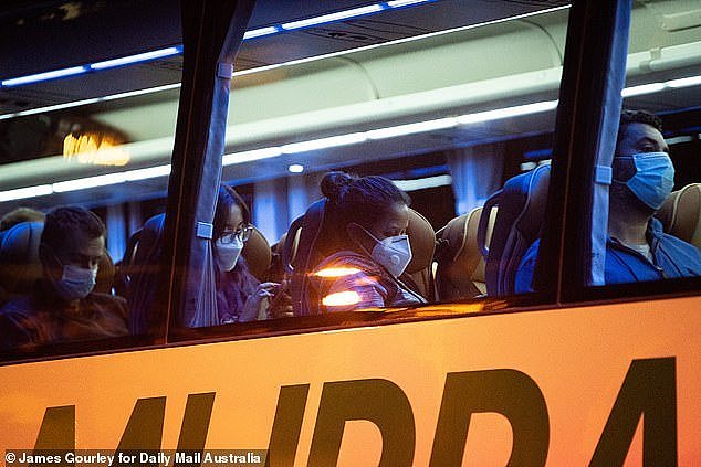 “巴士司机不戴口罩，保安与旅客聊天！”返澳旅客曝酒店检疫系统缺陷，或是北海滩疫情爆发的原因（组图） - 4