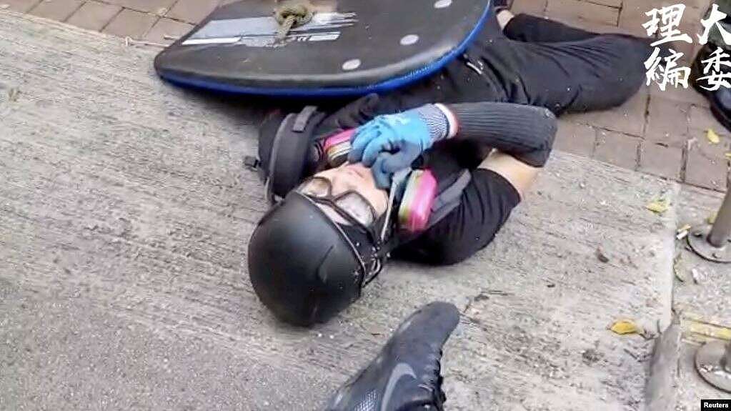 香港反送中抗议者曾志健被警察发射的子弹打中倒在地上。（2019年10月1日）