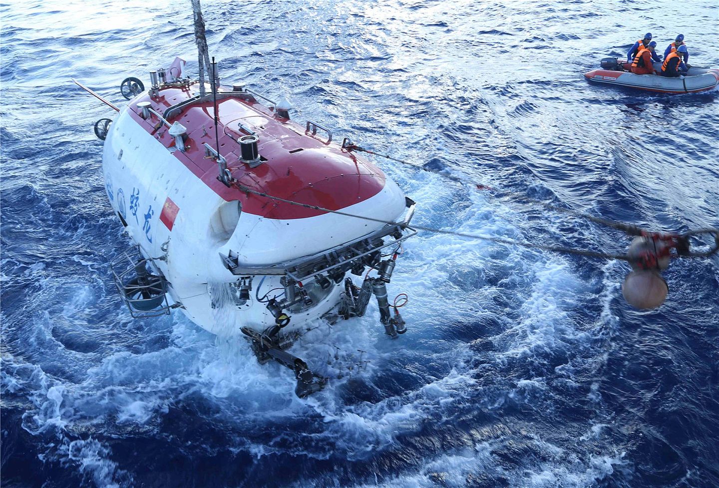 2017年6月11日 “蛟龙”号完成自2013年开展试验性应用航次以来的第100次下潜。（新华社）