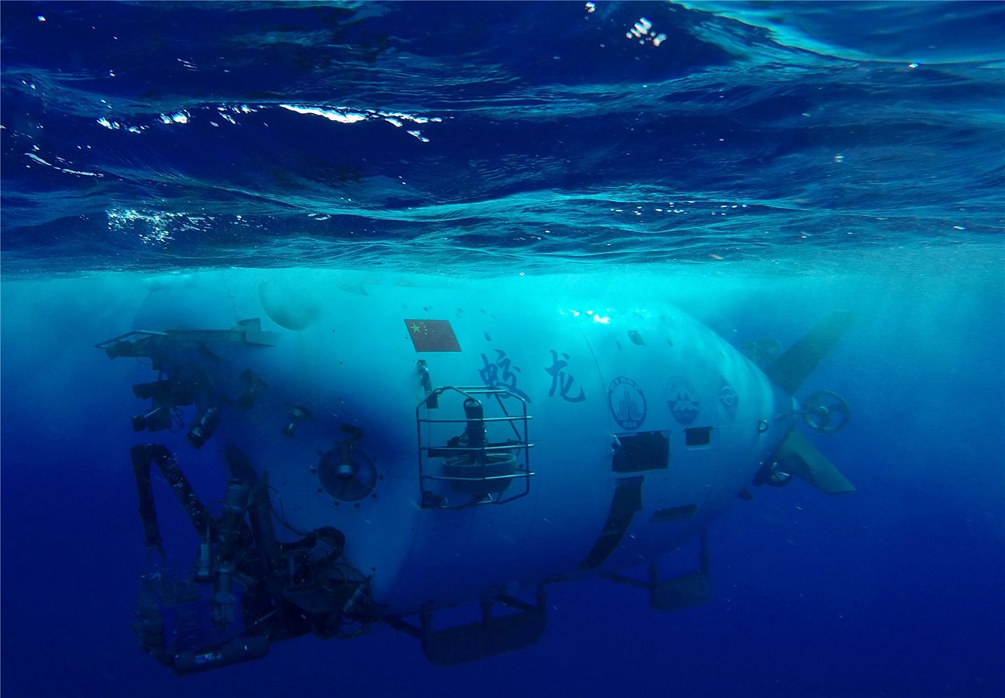 深海潜水的最大难题是水压。（新华社）