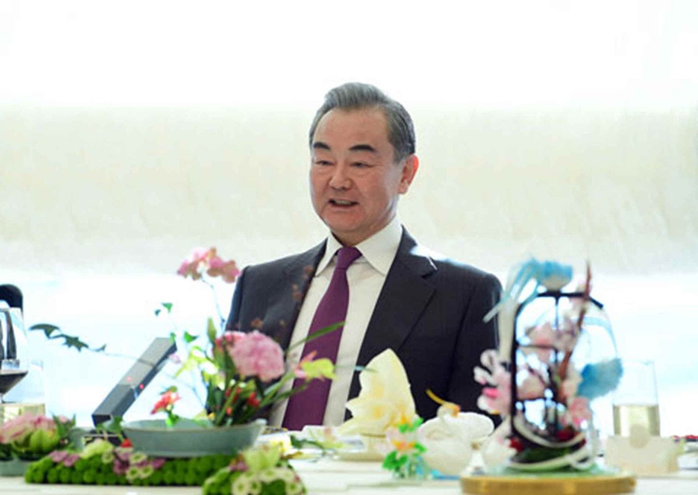 2020年12月21日，中国国务委员兼外长王毅在北京集体会见欧盟及27个成员国驻华使节。（中国外交部）