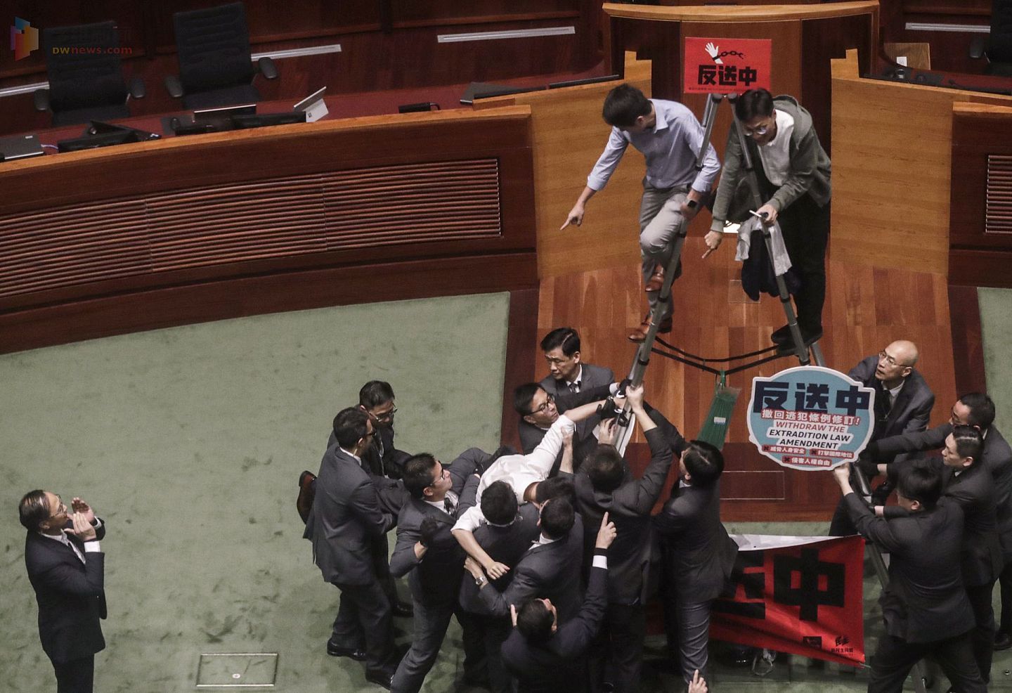 香港泛民曾多次大闹立法会，扰乱立法会议程。（HK01）