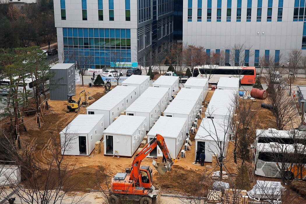 本月早些时候，韩国首尔医疗中心外已建造了一个临时病房。
