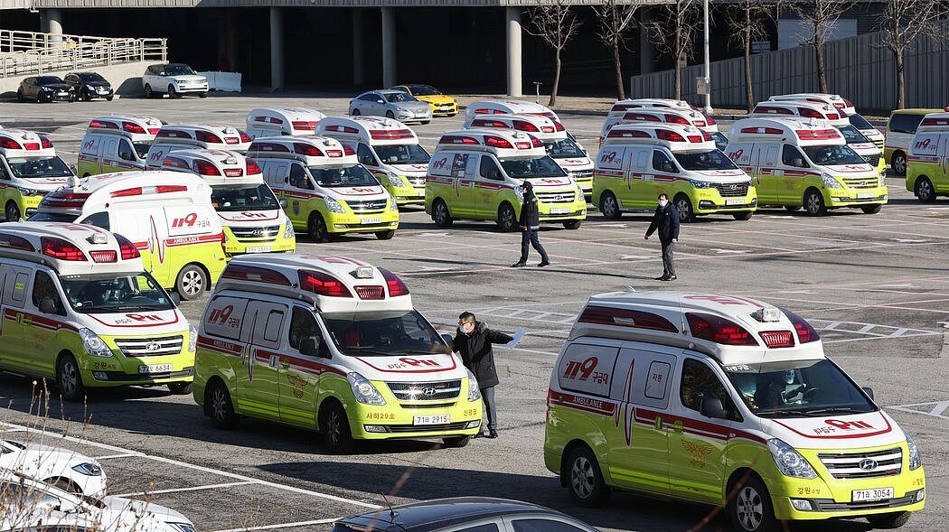 上周，停在首尔综合运动场外待命的应急车辆。由于感染新冠病毒的病例增加，韩国国家消防局已动员全国各地人员帮助运送患者。