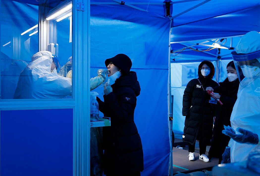 首尔一个地铁站的新冠病毒检测点。政府在过去一周增设了134个临时检测点。