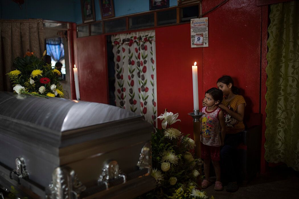 9月，被杀害的记者胡里奥·瓦尔迪维亚在墨西哥韦拉克鲁斯的特索纳帕的家，他的孩子们站在灵柩旁边。