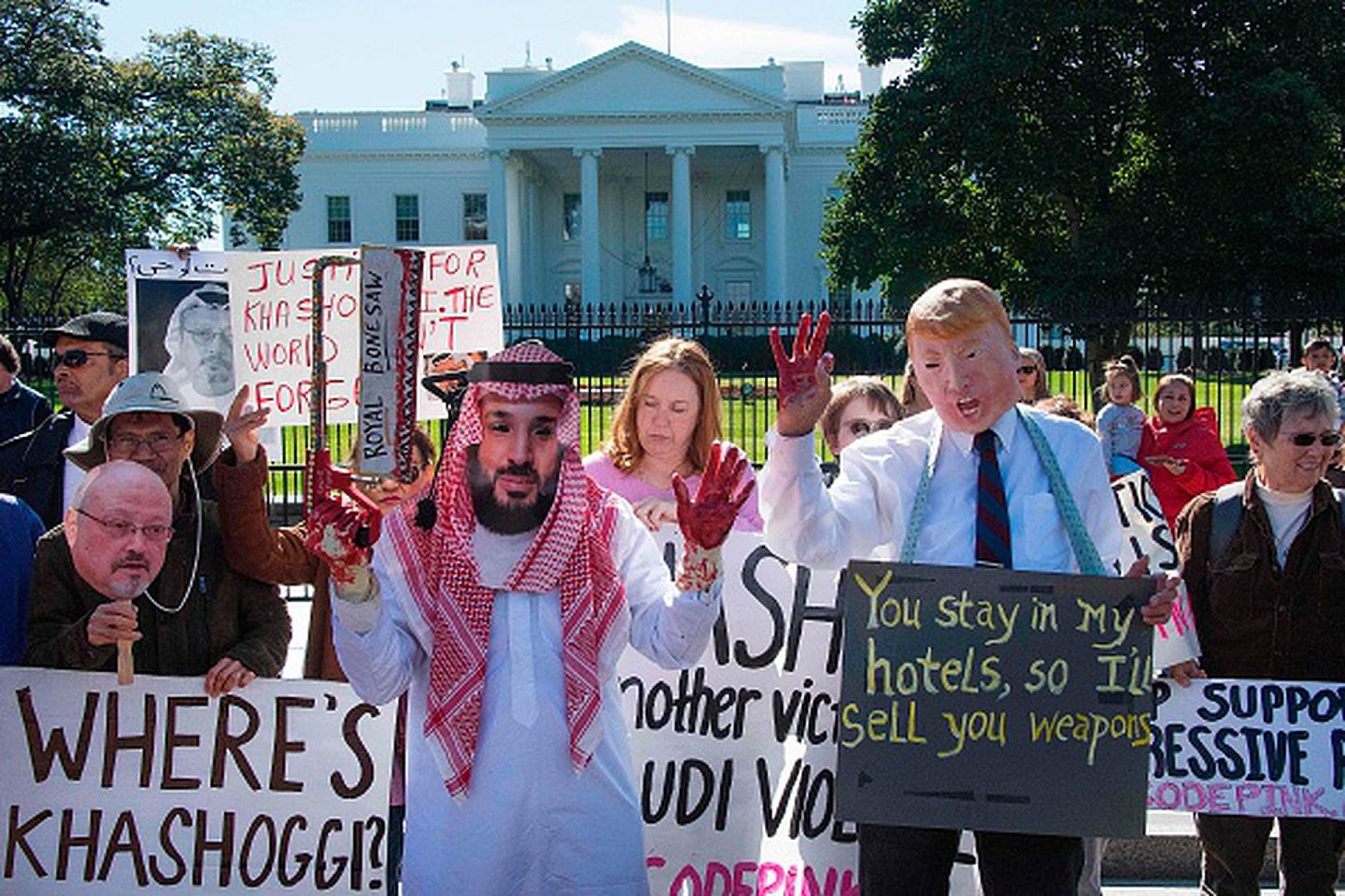 2018年10月19日，美国进步派在白宫外举行抗议活动，要求特朗普当局为卡舒吉伸张正义（Getty Images）