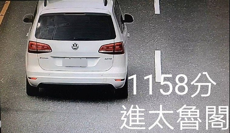 监视器拍下，两人租赁车在2019年11月29日上午11时58分驶入太鲁阁。 翻摄画面