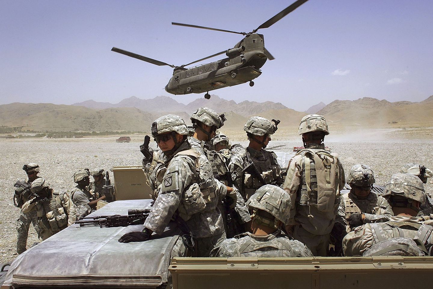2006年6月，驻阿富汗美军被派进行打击塔利班的军事行动，当日的行动中4名美军牺牲。（Getty）